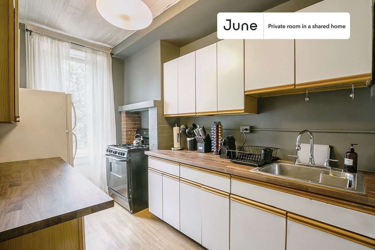 Building Photo - Room in Shared 5 bed/1 bath home in Hell's Kitchen