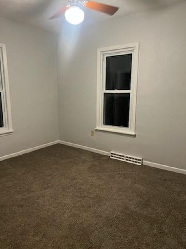 Building Photo - 12 Riverview Lane Bettendorf, IA 52722 - 4...
