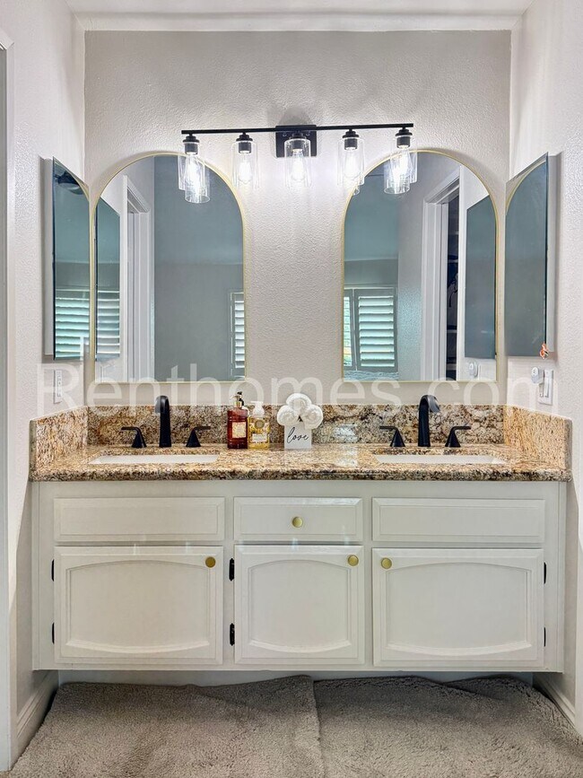 Building Photo - 11872 Bernardo Terrace