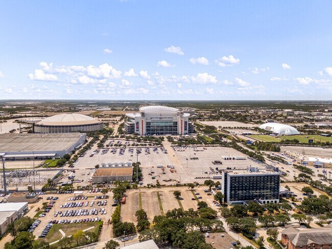 Building Photo - 2255 Braeswood Park Dr