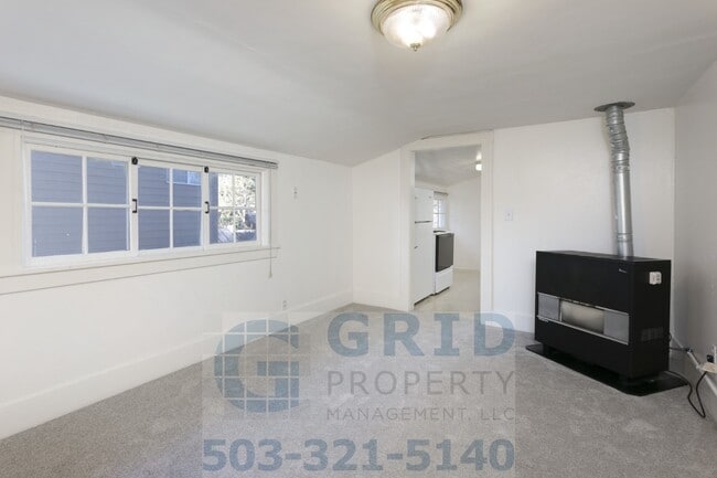 Building Photo - Two Bedroom Apartment Available in Milwaukie!
