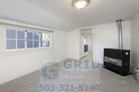 Building Photo - Two Bedroom Apartment Available in Milwaukie!