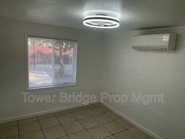 Building Photo - 474 Harding Ave