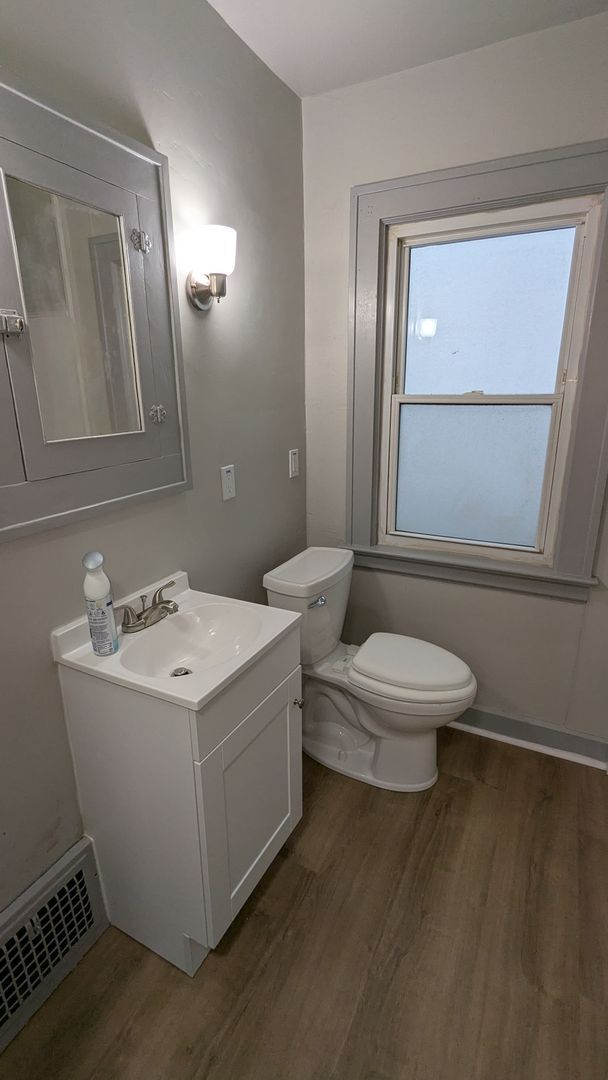 Building Photo - Charming 3 bedroom/1 bath home in the heart of Akron!