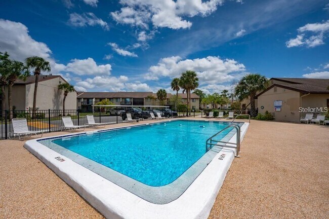 Building Photo - 2611 Pine Lake Terrace