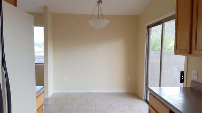 Building Photo - 5040 S Maple Ct