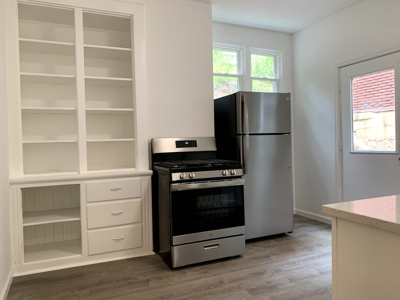 Building Photo - 411 Sample St