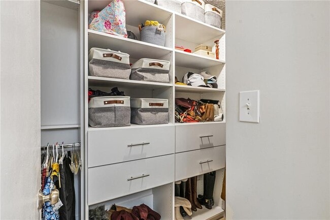 Building Photo - 6800 Glenridge Dr