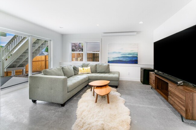 Building Photo - Gorgeous 4 Bed/3.5 Bath with Beautiful Fin...