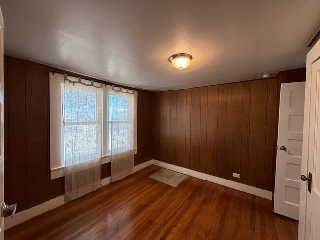Building Photo - Charming 2 Bedroom 1 Bath Home