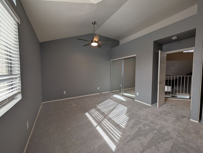 Building Photo - 2 Bedroom 2.5 Bath