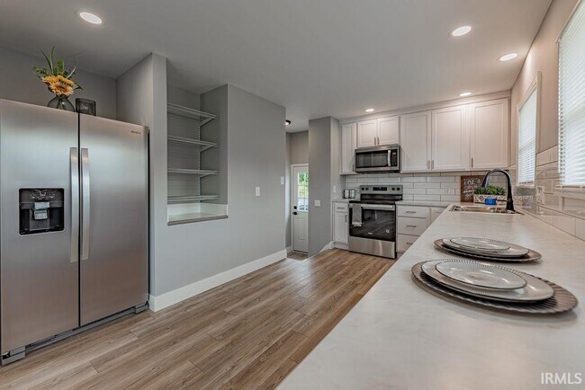 Building Photo - 2054 Conlin Ave