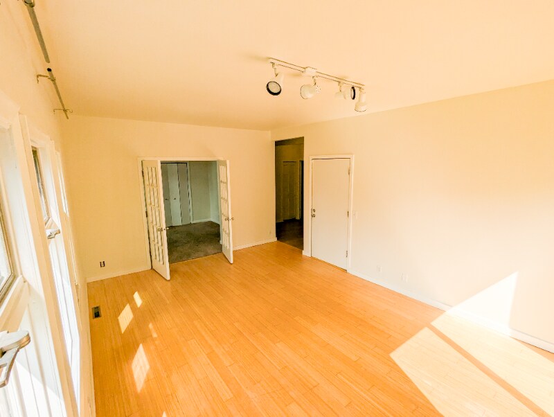 Building Photo - 1224 N Newton Ave
