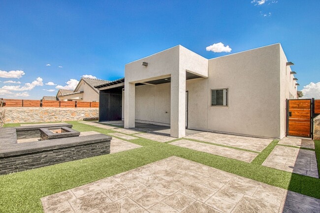 Building Photo - Beautiful  House 3 beds/3 baths. This Prop...