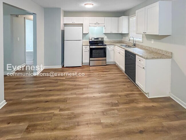 Building Photo - 3 Bed, 2 Bath Home with Attached Garage / Pet-Friendly / Coming Soon!