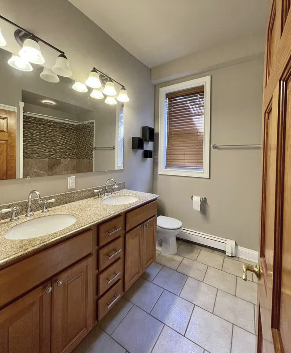 Bathroom - 81 Cannon St