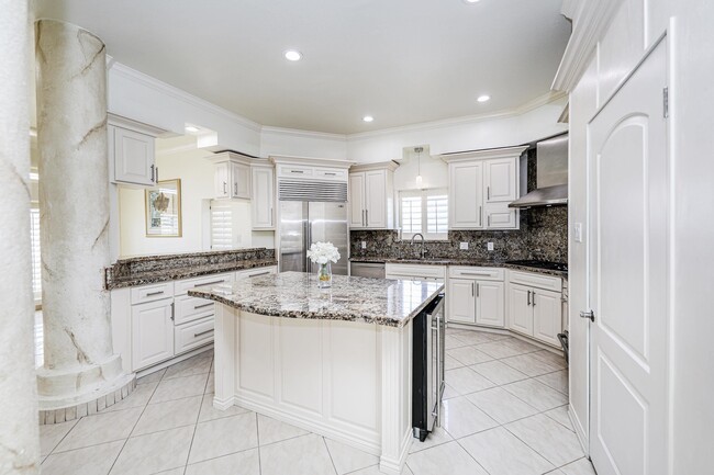 Building Photo - 314 Bordeaux Dr