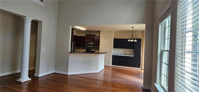 Building Photo - 647 Maple Grove Way