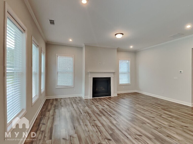 Building Photo - 2555 Whistler Wy NE
