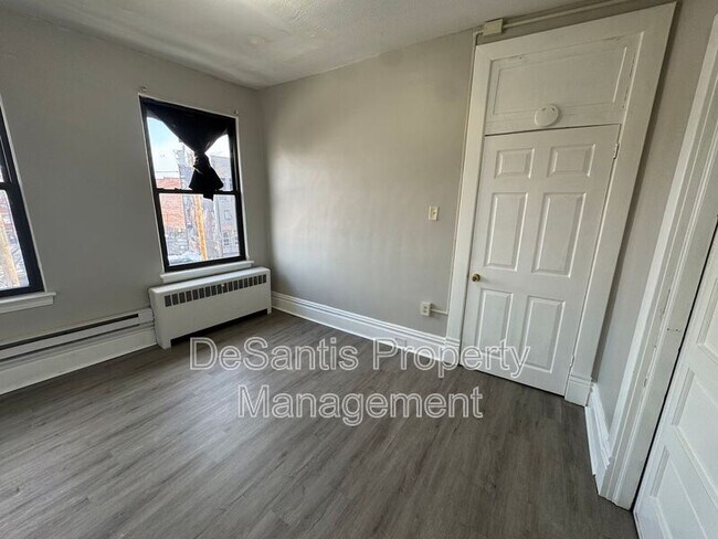 Building Photo - 810 Amity St