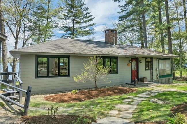 Building Photo - 19 Mirror Lake Dr