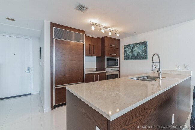 Building Photo - 475 Brickell Ave
