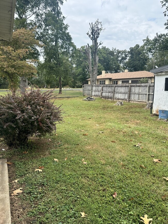 Building Photo - 802 Oak Hurst Dr