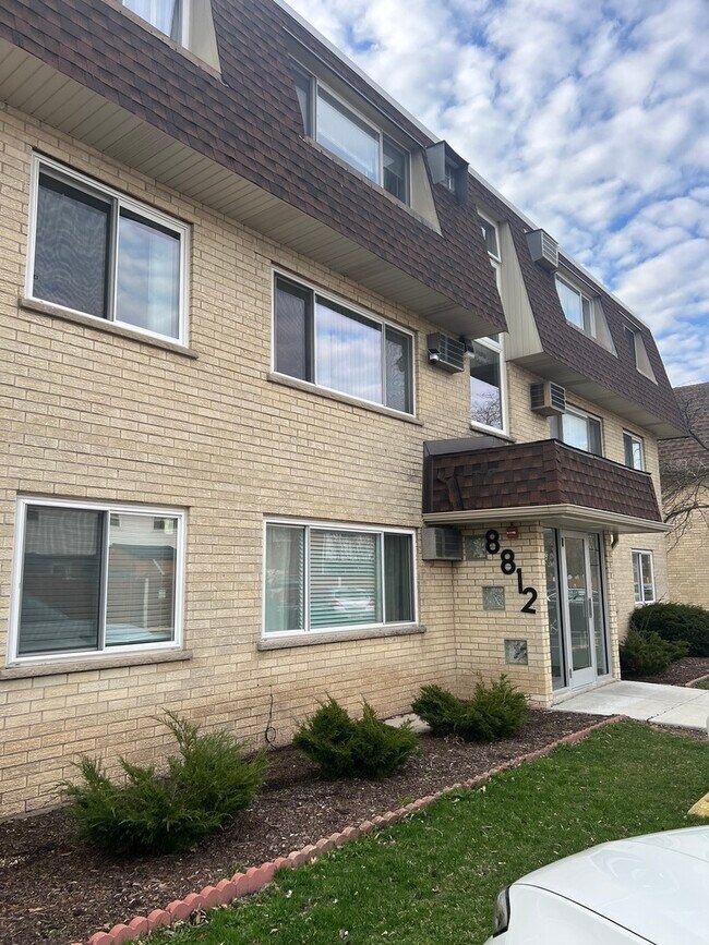 Building Photo - 8812 Briar Ct