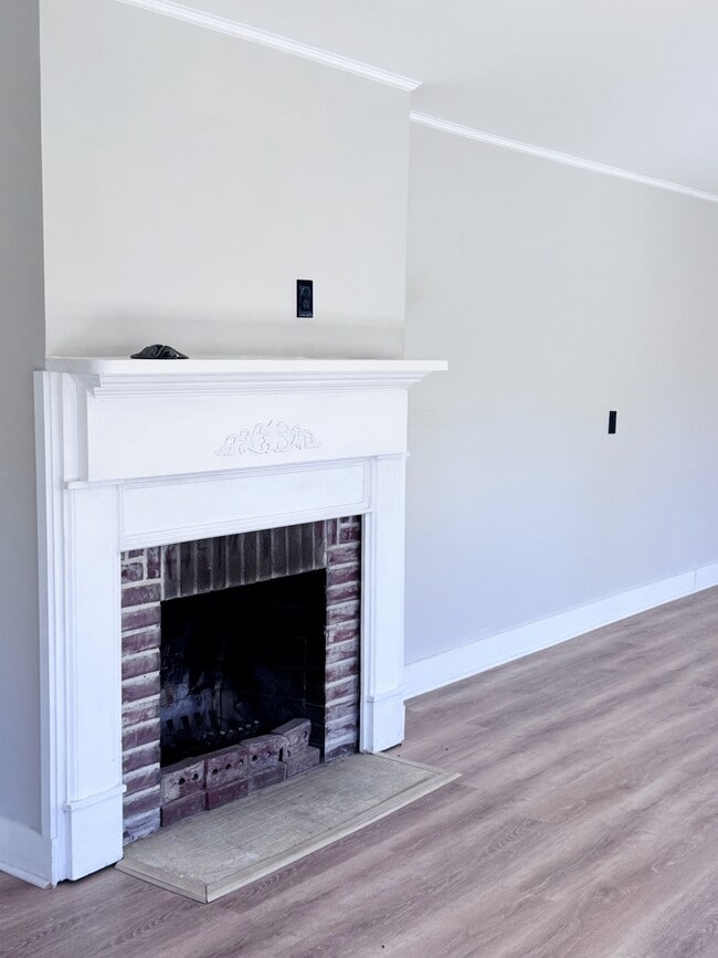 Building Photo - 1880 E Broad St