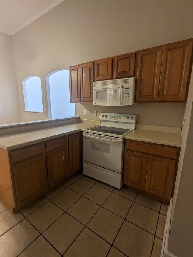 Building Photo - Huge 2+ Bedroom/ 2 Bath Upstairs Apartment