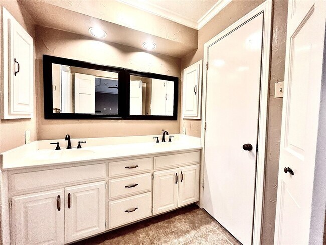 Building Photo - 15555 Mosscove Cir