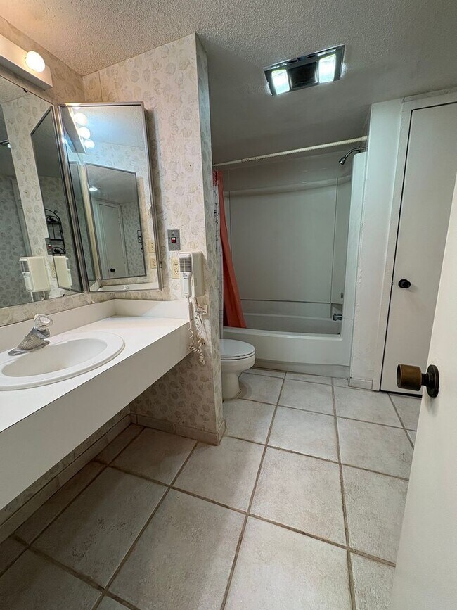 Building Photo - 602 Olde Camelot Cir
