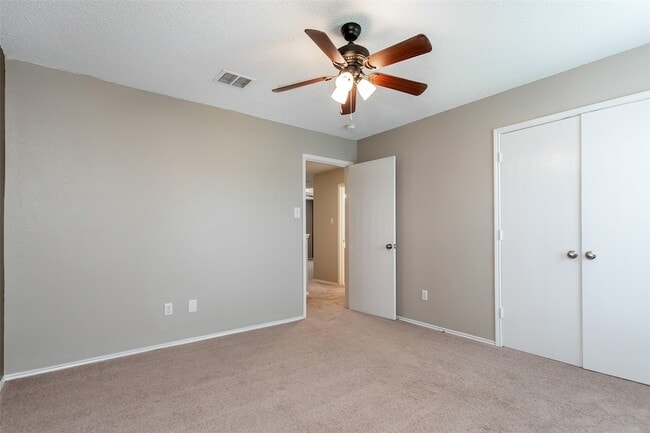 Building Photo - 2700 Peach Dr