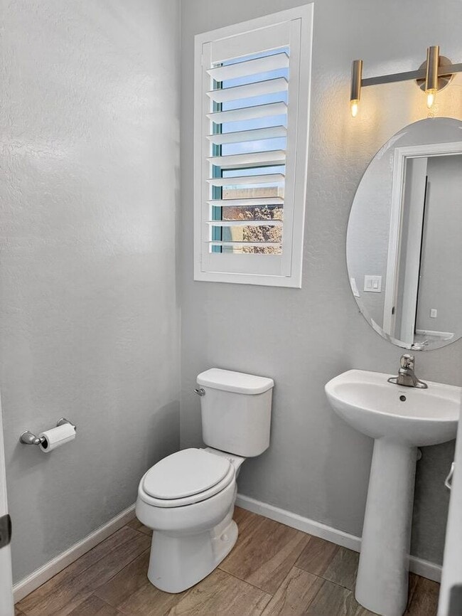 Building Photo - Stunning 5 Bed/5Bath Home in Gated Community – Over 3,100 SqFt of Modern Living -New Carpet throu...