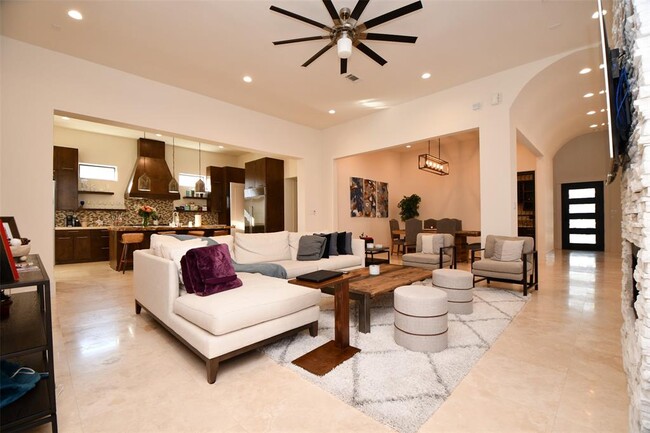 Building Photo - 3203 Blue Bonnet Blvd