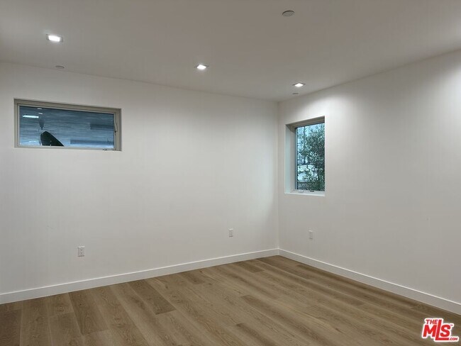 Building Photo - 9842 Vidor Dr