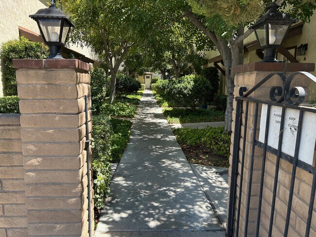 Building Photo - 253 Orlando St