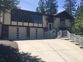 Building Photo - 3+ Bedroom, 3 Bath Available in quiet Spok...