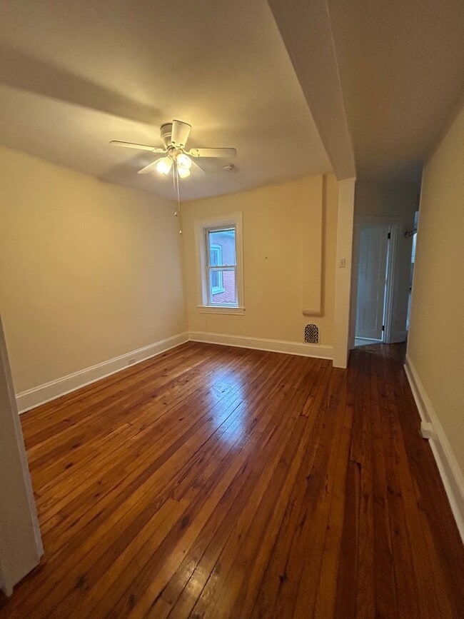 Building Photo - 556 N Plum St