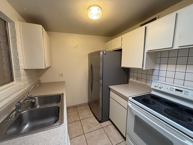 Building Photo - 7431 E Desert Aire Dr