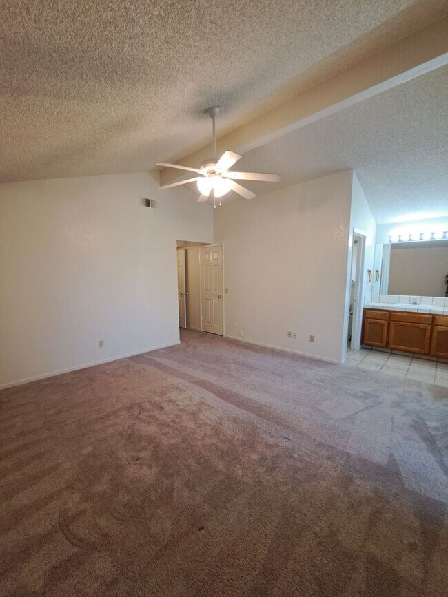 Building Photo - Single Level 3 Bedroom Home Ready to Move in!