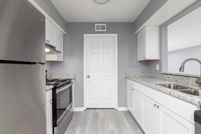 Building Photo - Briar Hill 563