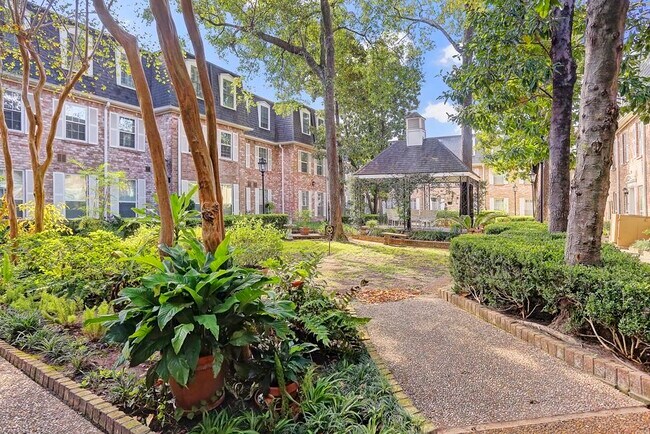 Building Photo - 351 N Post Oak Ln