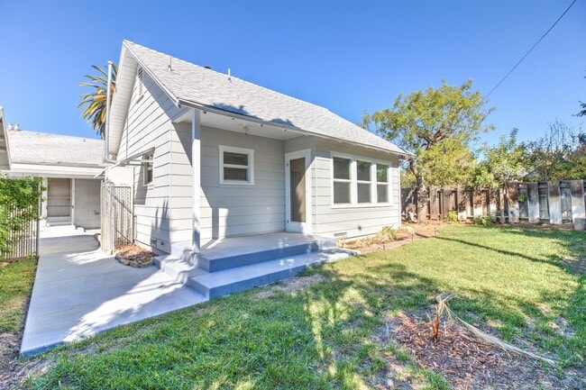 Building Photo - PRICE REDUCTION! 1320 1/2 E. Colton Ave. Cozy 1 bedroom, 1 bathroom Redlands Cottage!