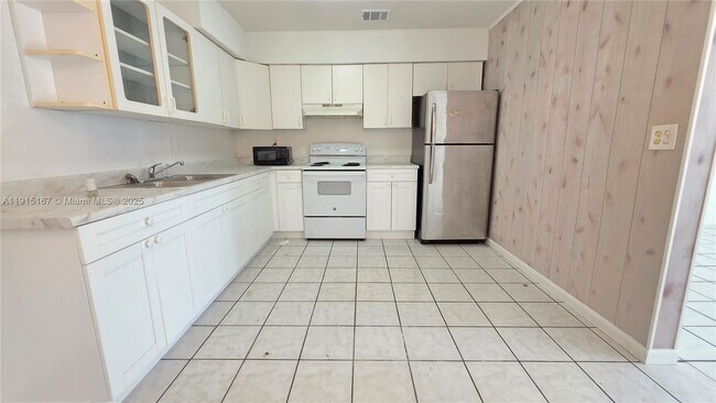 Building Photo - 525 NE 132nd Terrace