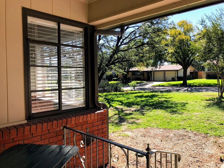 Building Photo - 3108 Medina Ave
