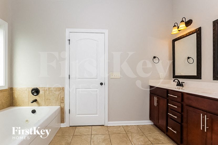 Building Photo - 698 Ellie Nat Dr