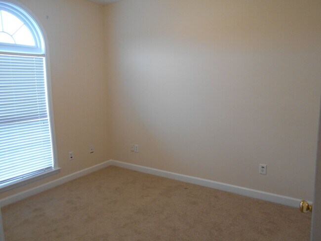 Building Photo - 3 bedroom, 2 bath condo in Carolina Willows