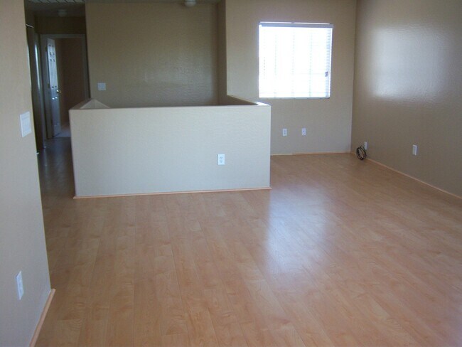 Building Photo - GREAT 4BEDROOM/3BATH HOME WITH ALL THAT YO...