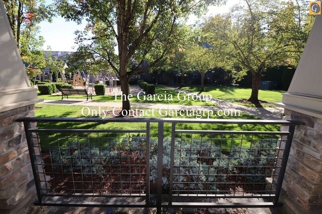 Building Photo - 765 NE Adwick Dr